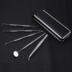 Outils de soins bucco-dentaires paquet plié en noir et blanc de cinq pièces